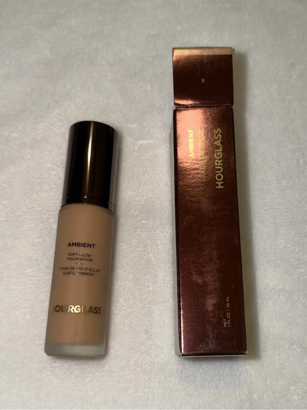 HOURGLASS COSMETICS - Ambient Soft Glow Foundation - Color 8 (light medium)
